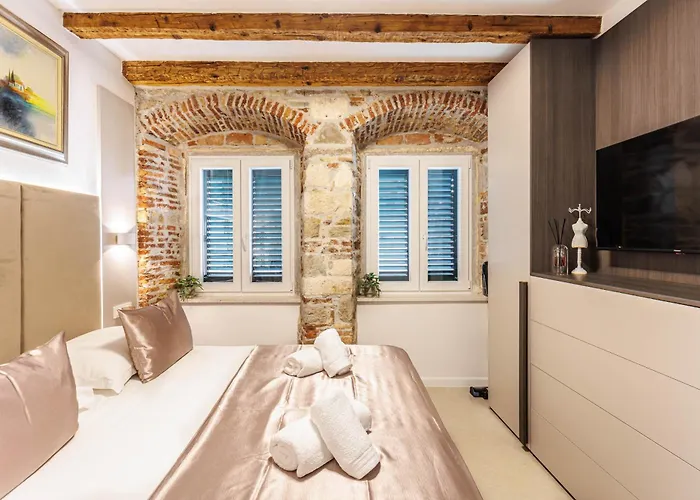 Evala Apartment Split