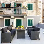 Evala * Split